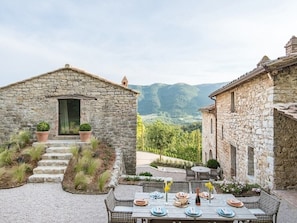 Outdoor dining - Villa Serena - Private villa with pool in Umbria (Umbertide)