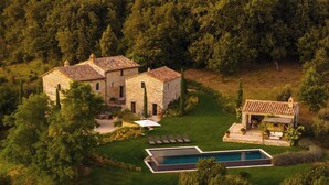A stone villa with a swimming pool, surrounded by lush greenery and trees. - Villa Serena - Private villa with pool in Umbria (Umbertide)