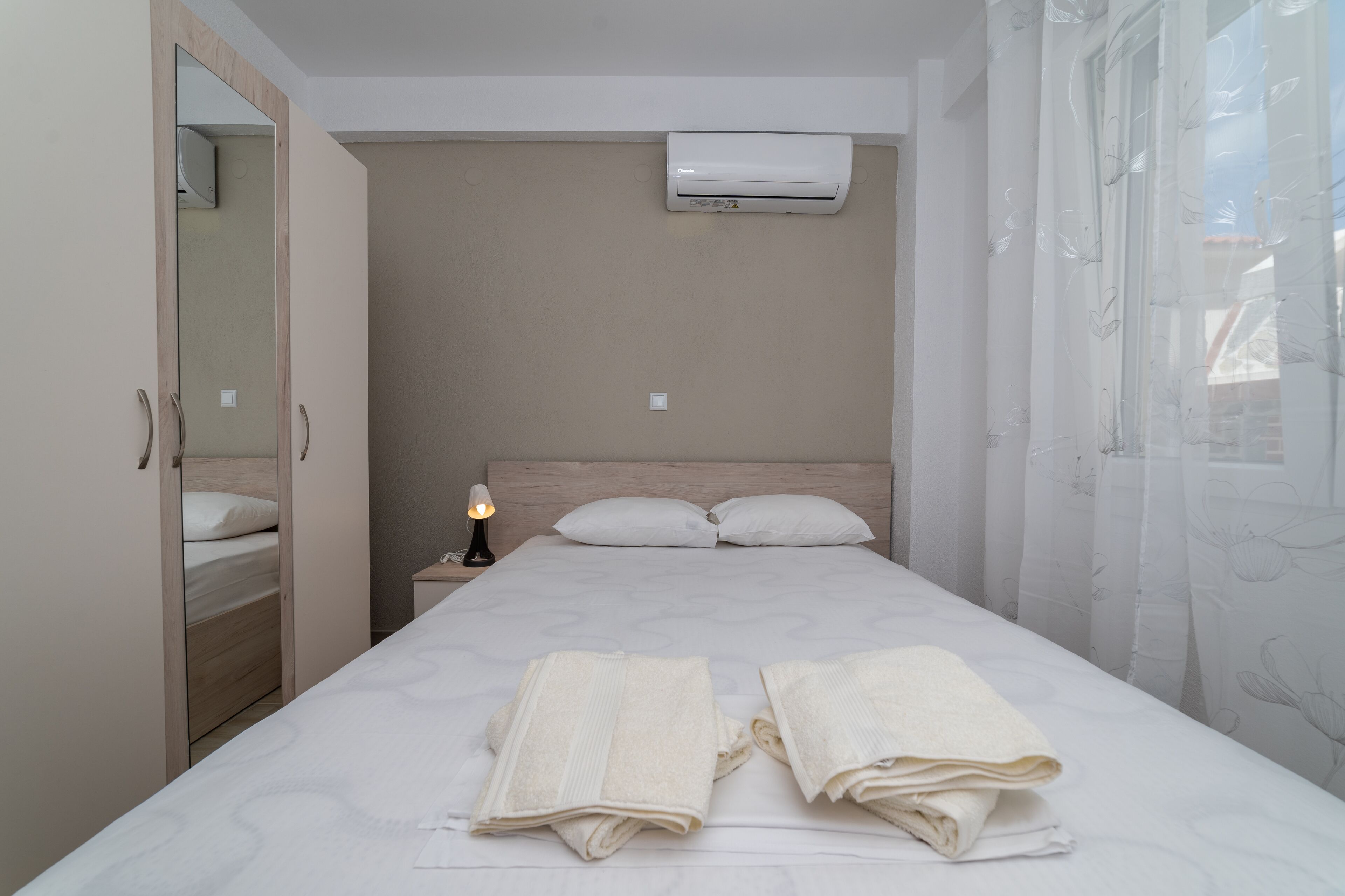 2 kamar tidur, tirai kedap cahaya, dan setrika/meja setrika