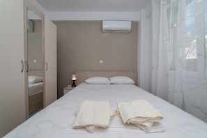 2 habitaciones, cortinas blackout y tabla de planchar con plancha