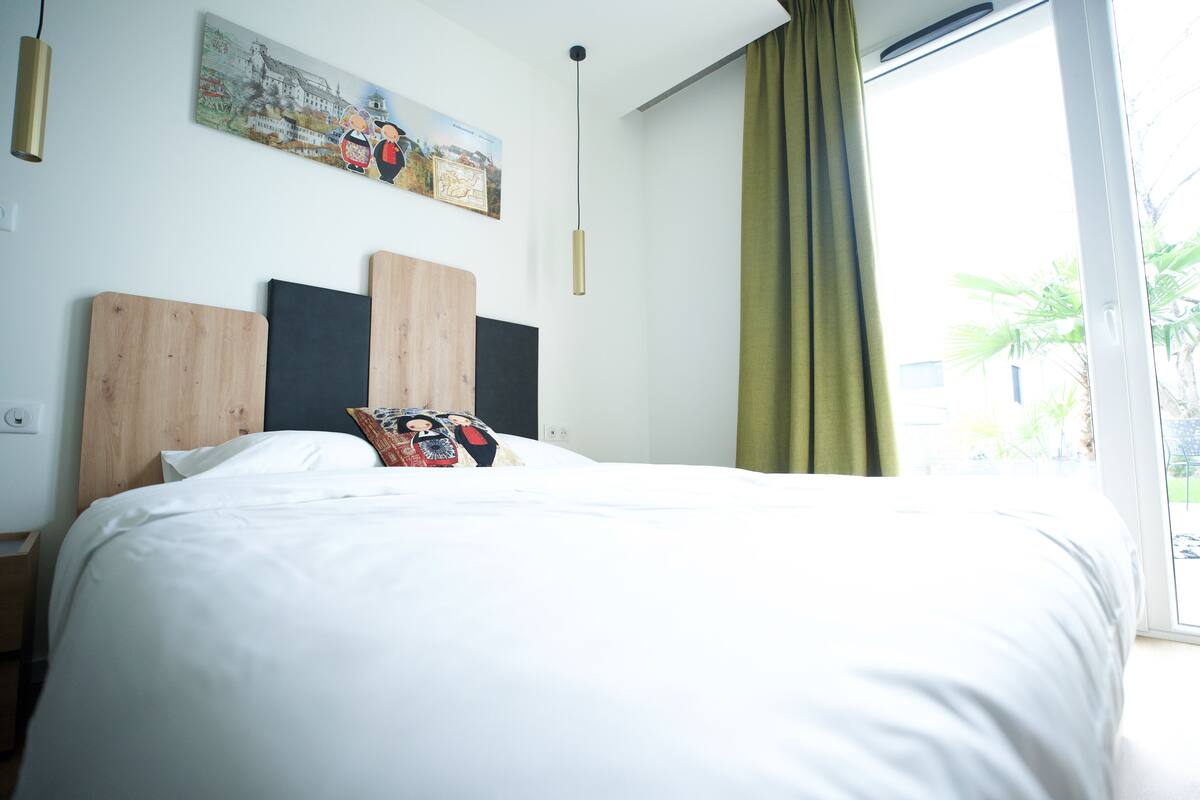 Quarto conforto | Escrivaninha, quartos à prova de som, camas extras/dobráveis