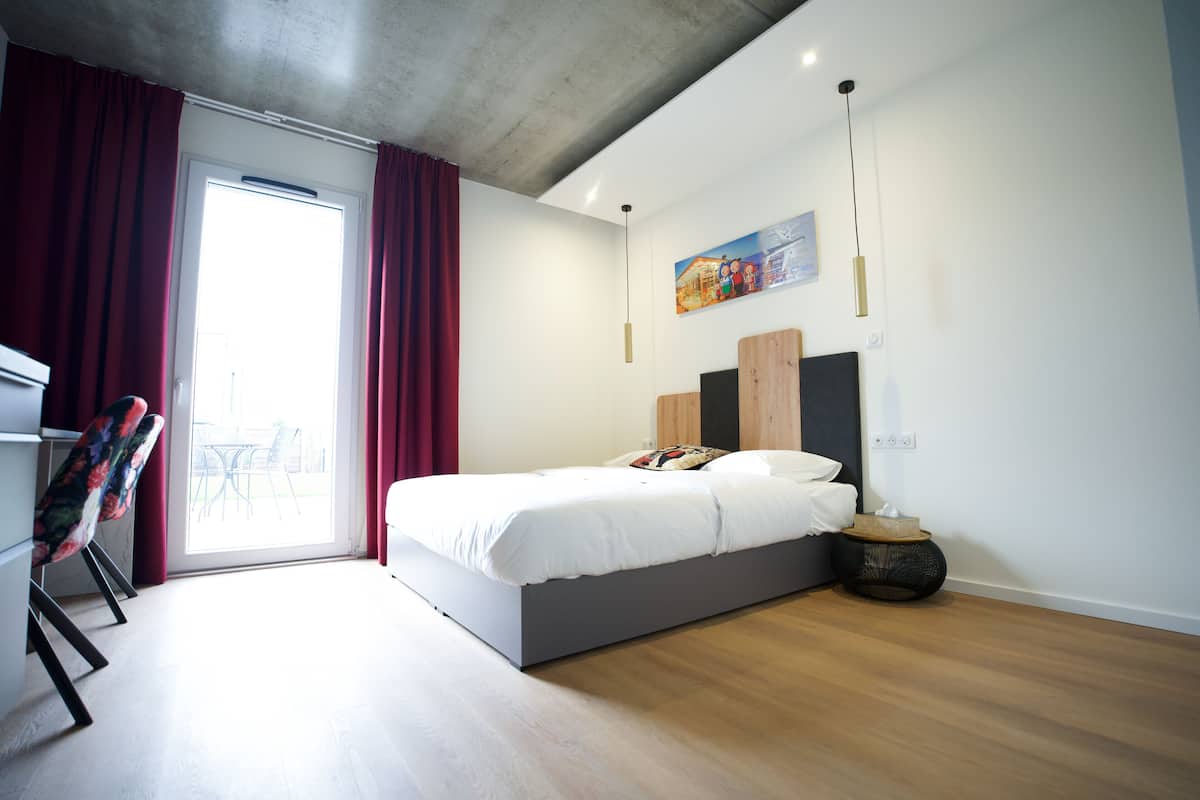 Quarto premium | Escrivaninha, quartos à prova de som, camas extras/dobráveis