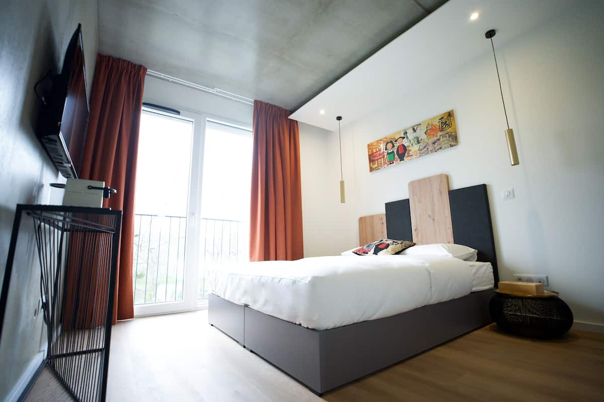 Quarto standard | Escrivaninha, quartos à prova de som, camas extras/dobráveis