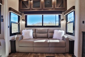 Smart-tv och eldstad