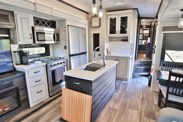 Kylskåp, mikrovågsugn, ugn och spishäll