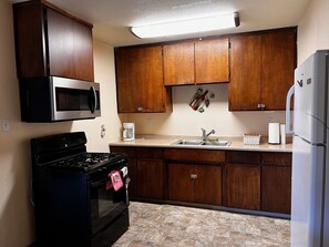 Cookware/dishes/utensils