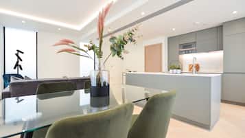 One Bedroom Apartment | Cuisine privée | Mini réfrigérateur, micro-ondes, plaque de cuisson, machine à expresso