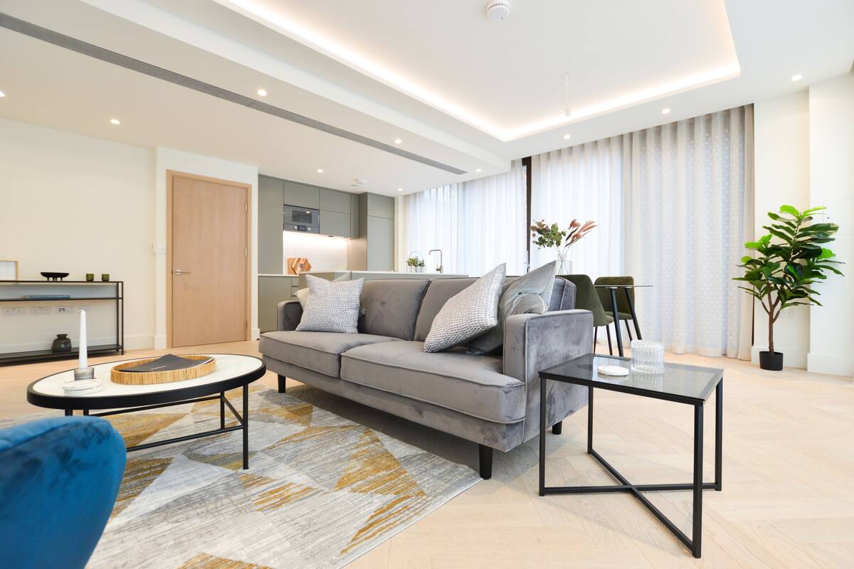 One Bedroom Apartment | Área de sala de estar | Televisión de pantalla plana y piso con calefacción 
