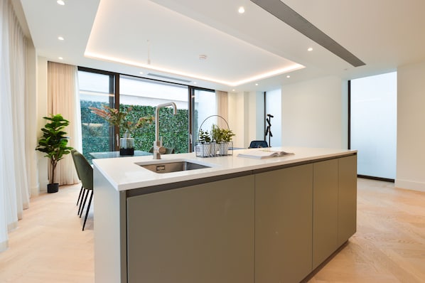 One Bedroom Apartment | Cocina privada | Frigobar, microondas, parrilla de estufa y cafetera de espresso 