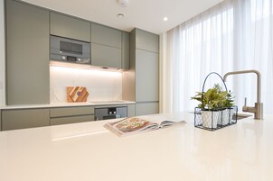 One Bedroom Apartment | Cozinha privada | Frigobar, micro-ondas, cooktop, máquina de café expresso