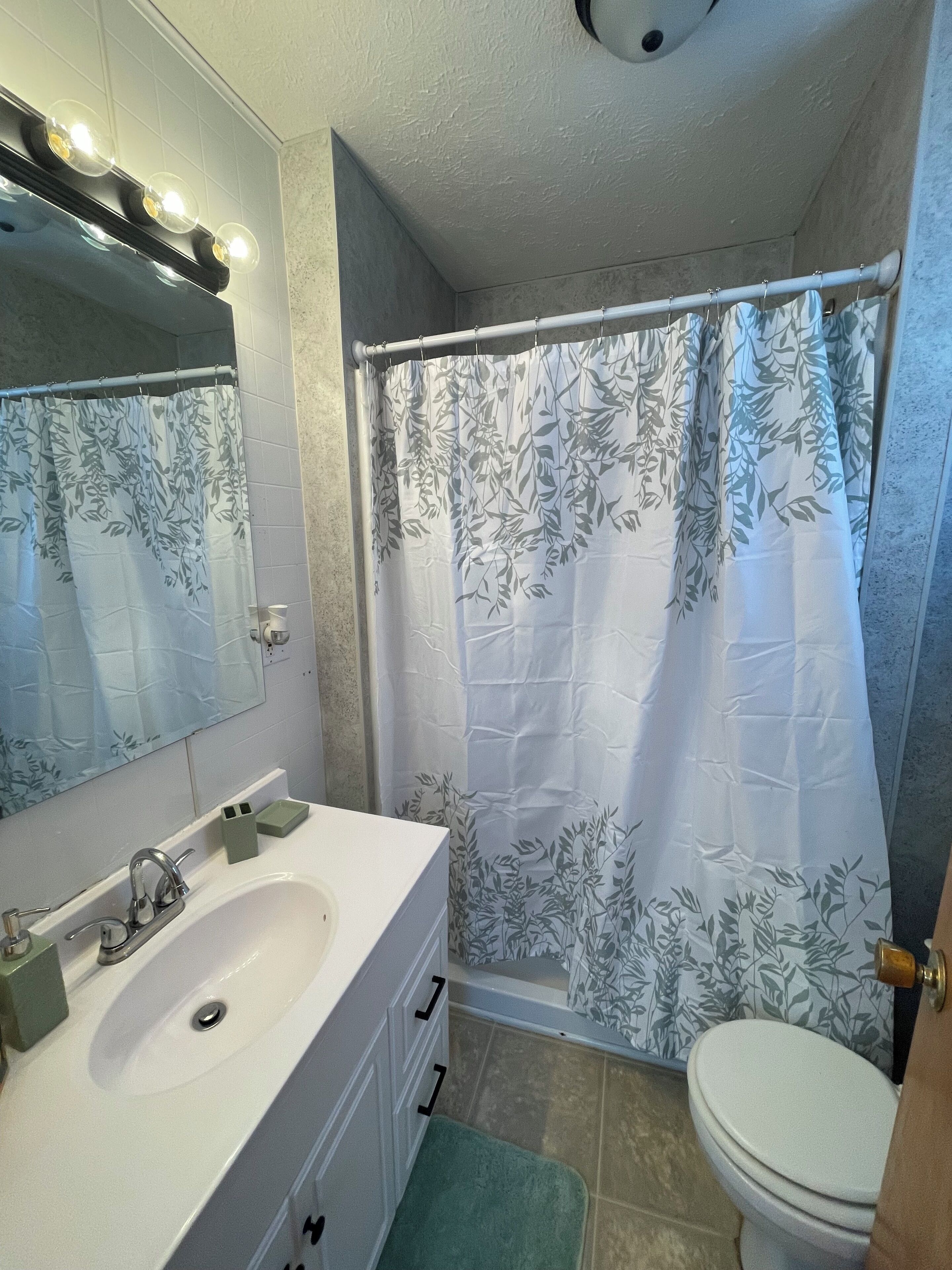 Serviettes fournies, savon, papier toilette