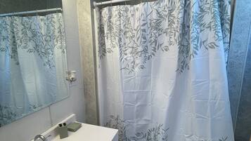 Serviettes fournies, savon, papier toilette