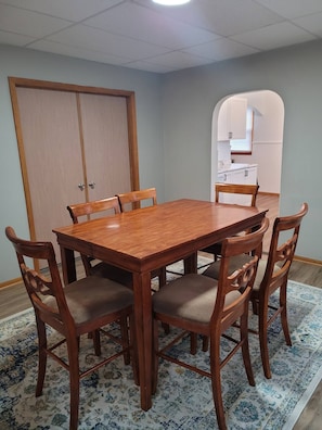 Dining - 5 minute walk to the Capitol State and surroundings! (Pierre)