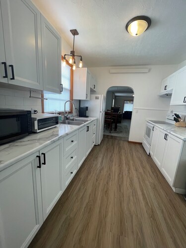 5 minute walk to the Capitol State and surroundings!