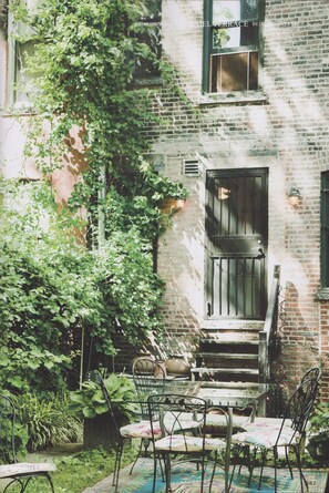 Outdoor dining - Elegant Uptown Historic District Garden Suite. (New York)
