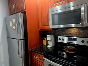 Een koelkast, een microgolfoven, een oven, een kookplaat