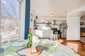 Réfrigérateur, micro-ondes, plaque de cuisson, cafetière/bouilloire