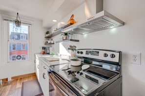 Réfrigérateur, micro-ondes, plaque de cuisson, cafetière/bouilloire