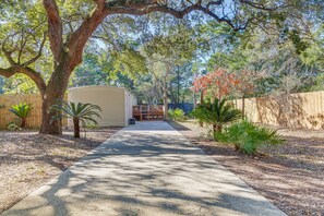 Terrace/patio - Gulf Breeze Home w/ Deck: Walk to Public Boat Ramp (Gulf Breeze)