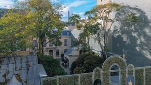 A courtyard with buildings, trees, and a clear sky. - Appartement moderne&charmant, 7e arrondissement ! (Paris)