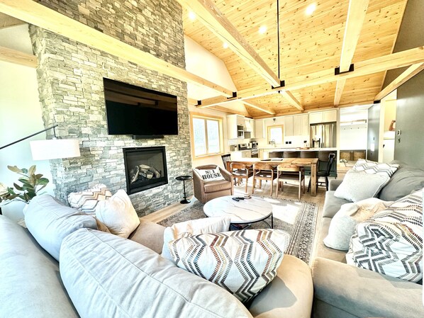 Smart TV, chimenea, futbolito y tenis de mesa