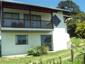 Exterior - Casa Ampla com Vista ao mar a 50m da Praia (Governador Celso Ramos)