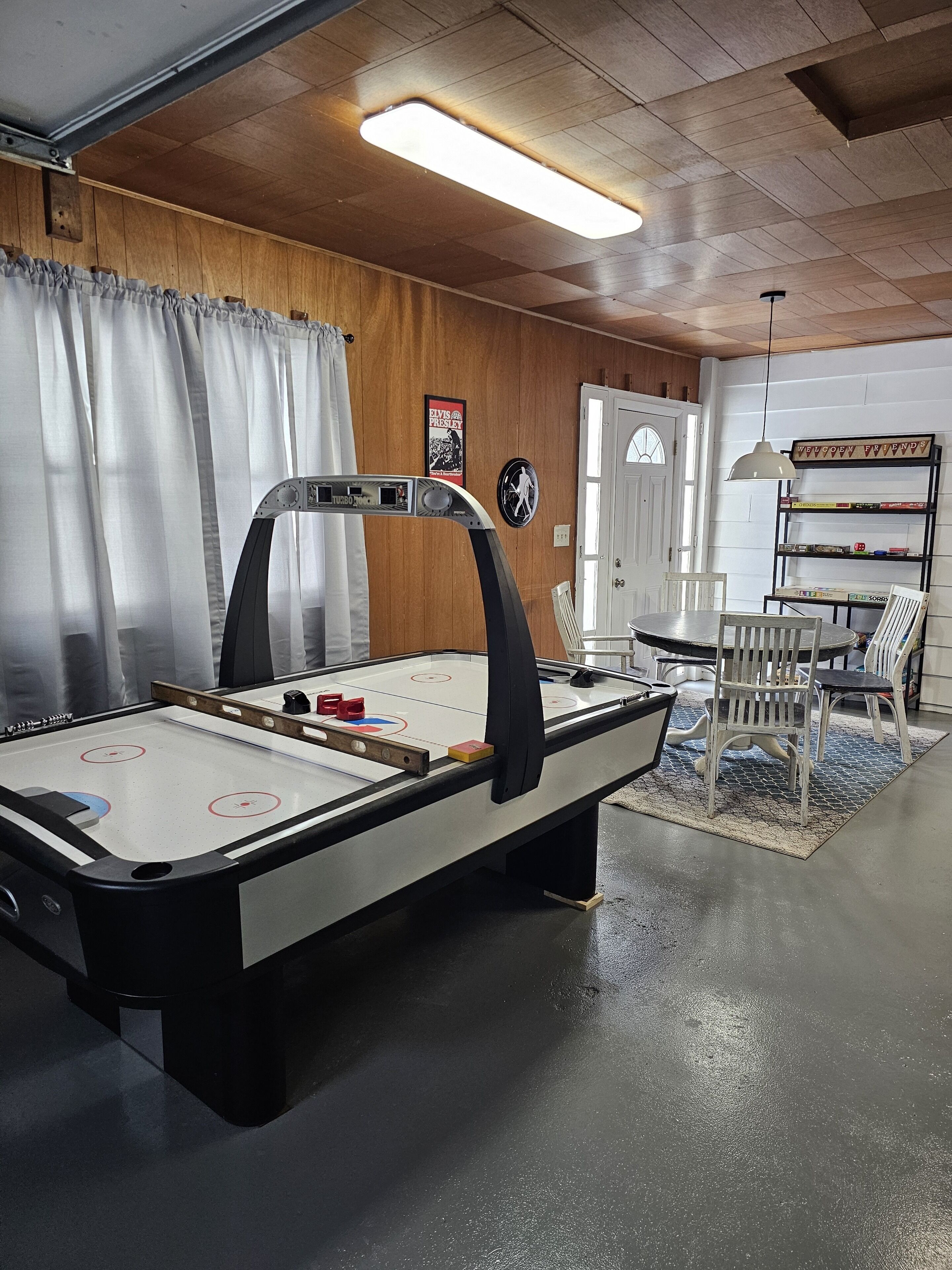 2 min walk to bike trail! Nice gameroom with air hocky!