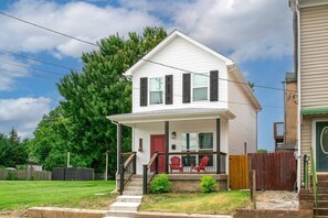 Exterior - Bourbon Trail-Chefs Kitchen-Fenced Yard-Parking (Louisville)