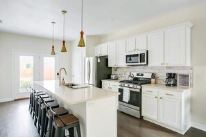 Fridge, microwave, oven, stovetop - Bourbon Trail-Chefs Kitchen-Fenced Yard-Parking (Louisville)