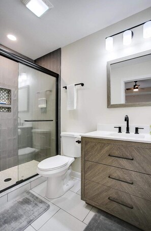 Shower, hair dryer, towels - Bourbon Trail-Chefs Kitchen-Fenced Yard-Parking (Louisville)
