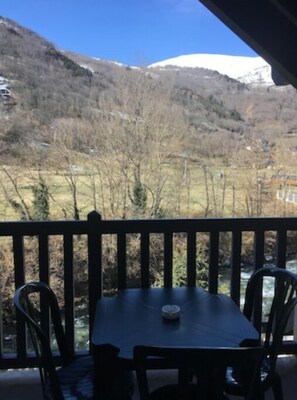 Outdoor dining - Appartement Pour 6 Personnes Près du Centr, des Remontées Mécaniques et Sensoria (Saint-Lary-Soulan)