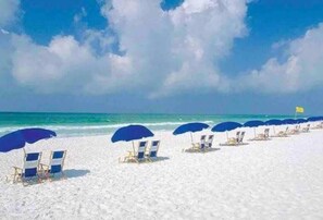 Sun loungers, beach towels - Beach Townhome - 2 pools, short walk to beach! (Miramar Beach)