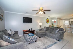 TV, DVD player, books - Beach Townhome - 2 pools, short walk to beach! (Miramar Beach)