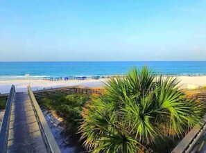 Chaises longues, serviettes de plage