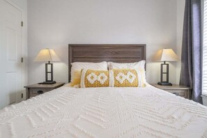 3 habitaciones, tabla de planchar con plancha, wifi y ropa de cama 