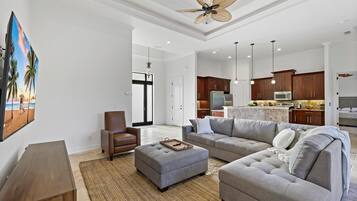 Nhà, nhiều giường (Central inland home with pool, spa an) | Khu phòng khách