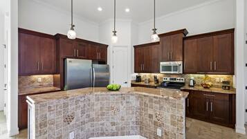 Nhà, nhiều giường (Central inland home with pool, spa an) | Bếp riêng