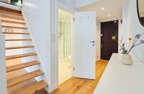 Large Mezzanine Studio Apartment | Área de sala de estar | Televisión de pantalla plana 