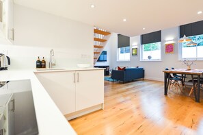 Large Mezzanine Studio Apartment | Yksityinen keittiö | Minijääkaappi, mikroaaltouuni, liesi, espressokone