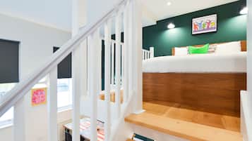 Large Mezzanine Studio Apartment | 1 kamar tidur, seprai antialergi, setrika/meja setrika, dan Wi-Fi gratis