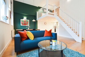 Large Mezzanine Studio Apartment | Oleskelualue | Taulutelevisio