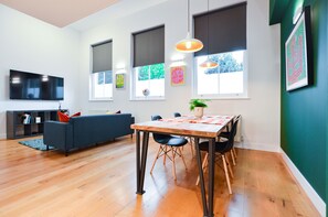 Large Mezzanine Studio Apartment | リビング エリア | 薄型テレビ