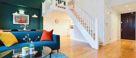 Large Mezzanine Studio Apartment | Área de sala de estar | Televisión de pantalla plana