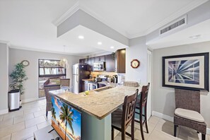 Leilighet, 1 kingsize-seng (Olde Marco riverfront condo with pool) | Eget kjøkken