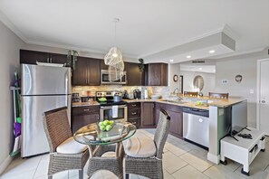 Leilighet, 1 kingsize-seng (Olde Marco riverfront condo with pool) | Eget kjøkken