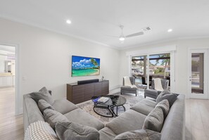 Casa, várias camas (Pet-friendly waterfront home with poo) | Área de estar