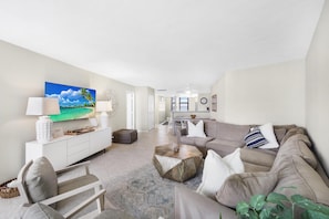 Condo, 1 cama King e sofá-cama (Beachfront condo with pool, gym, gril) | Área de estar