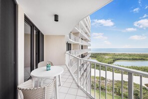 Property grounds - Beachfront Condo With Pool, Gym, Grill and Pickleball (Marco Island)