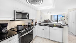 Appartamento, 1 letto king con divano letto (Beachfront condo with pool, gym, gril) | Cucina privata
