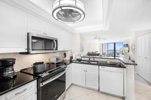 Lejlighed - 1 kingsize-seng med sovesofa (Beachfront condo with pool, gym, gril) | Privat køkken